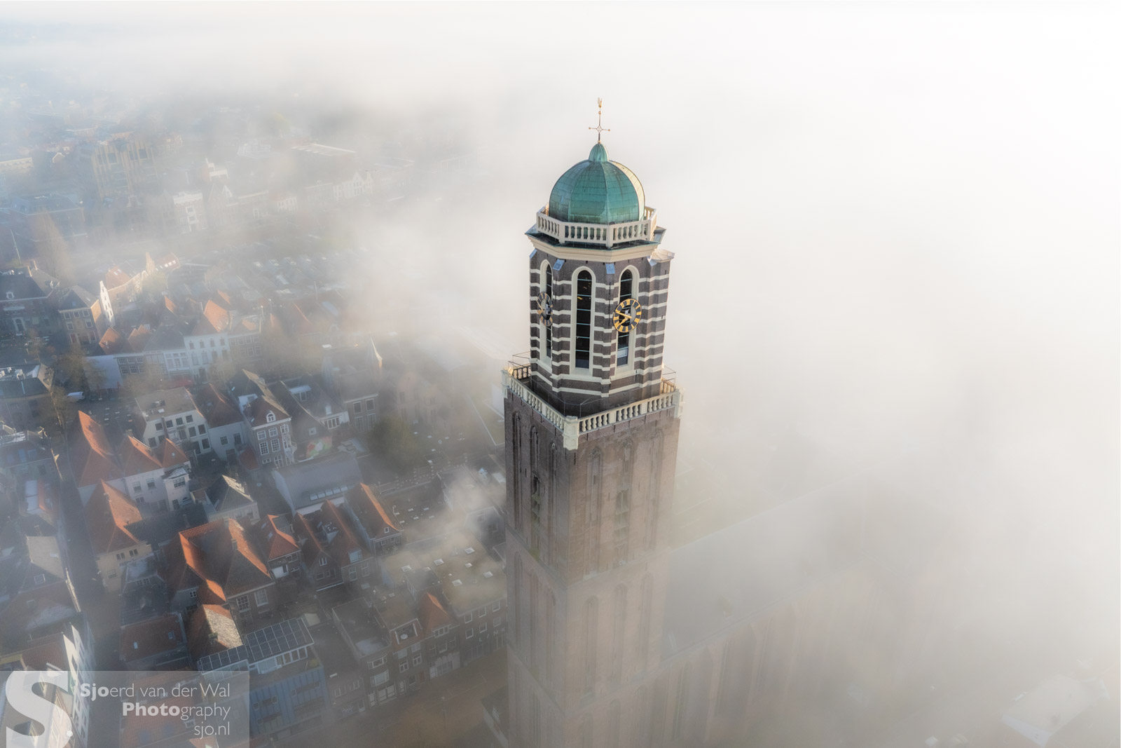 Peperbus in de mist