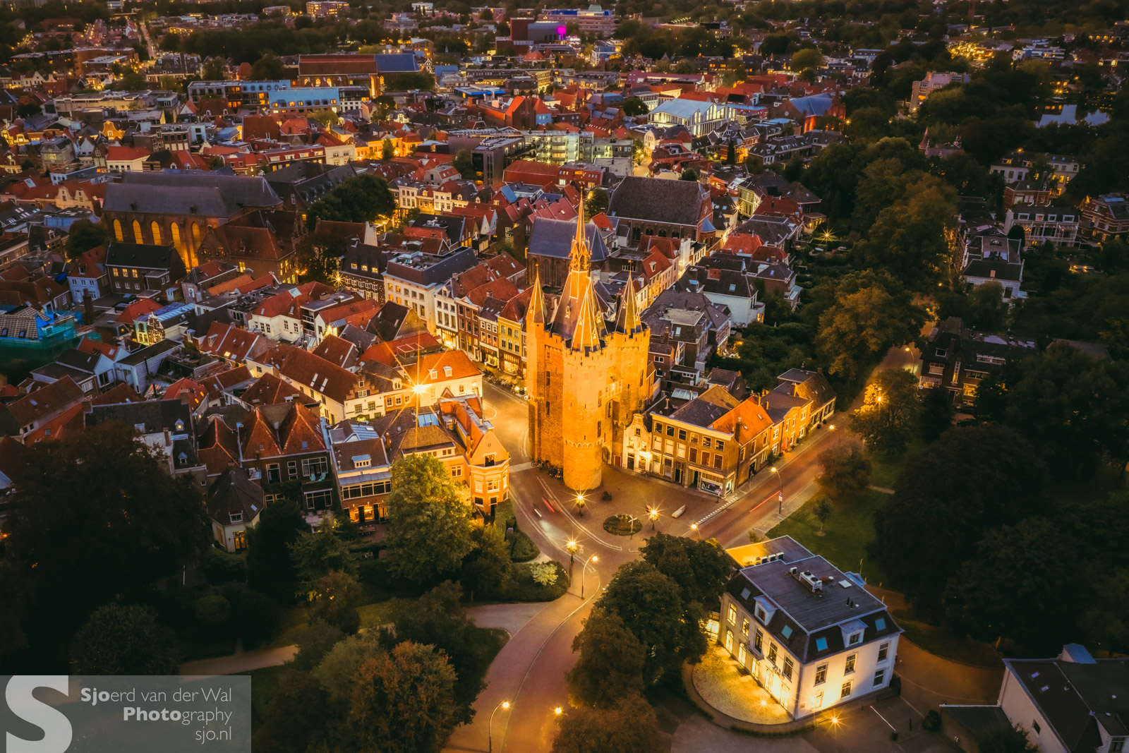De Sassenpoort in de avond