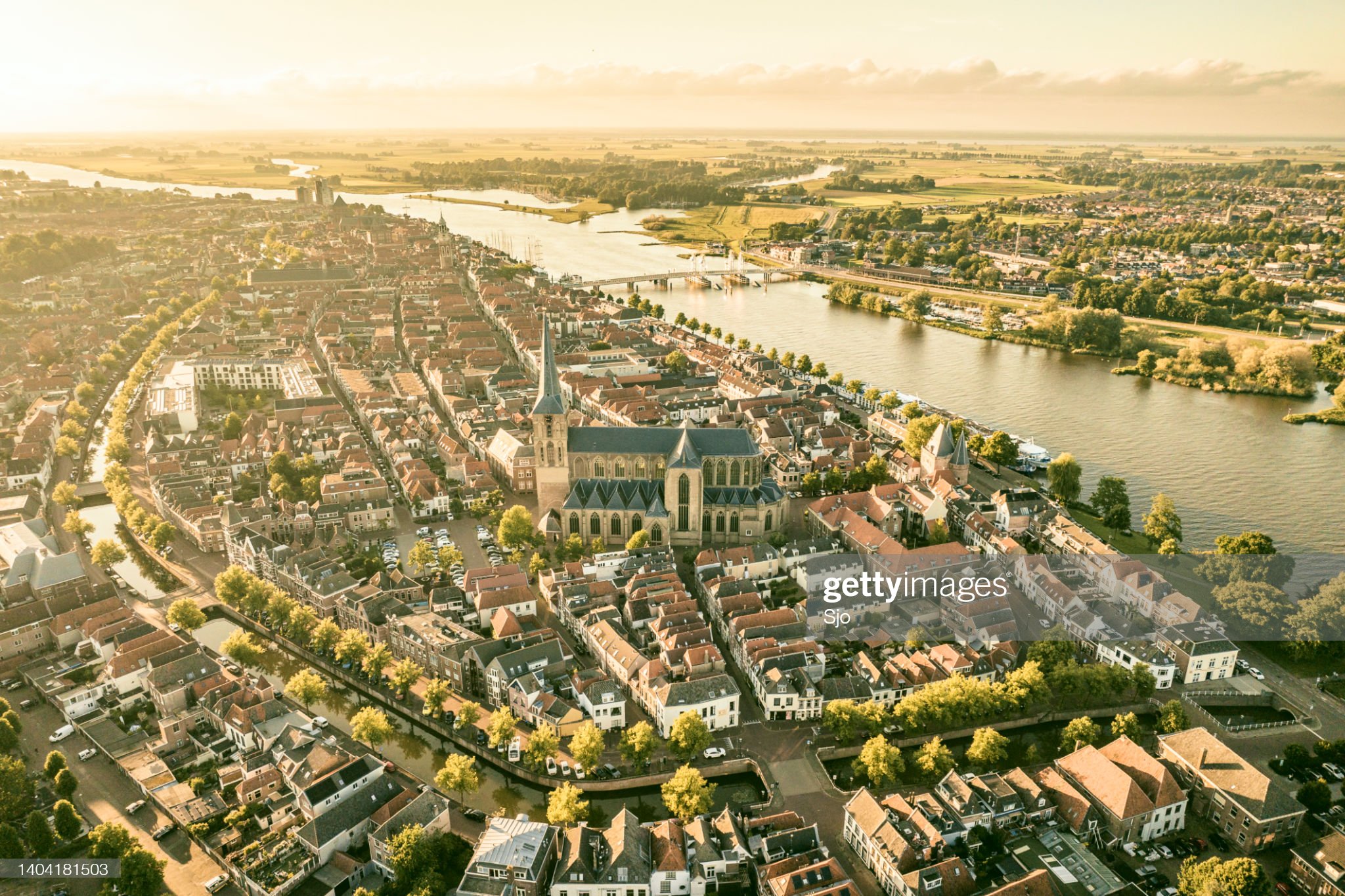 Voorjaars zonsondergang boven Kampen