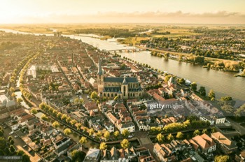 Voorjaars zonsondergang boven Kampen