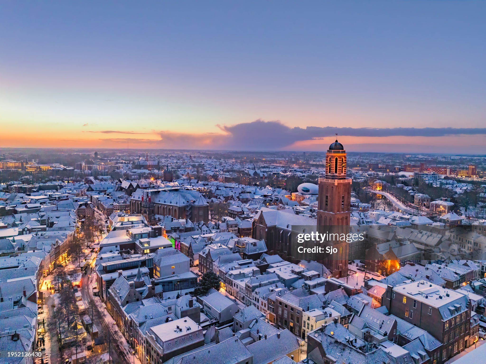 Peperbus in Zwolle tijdens zonsopkomst