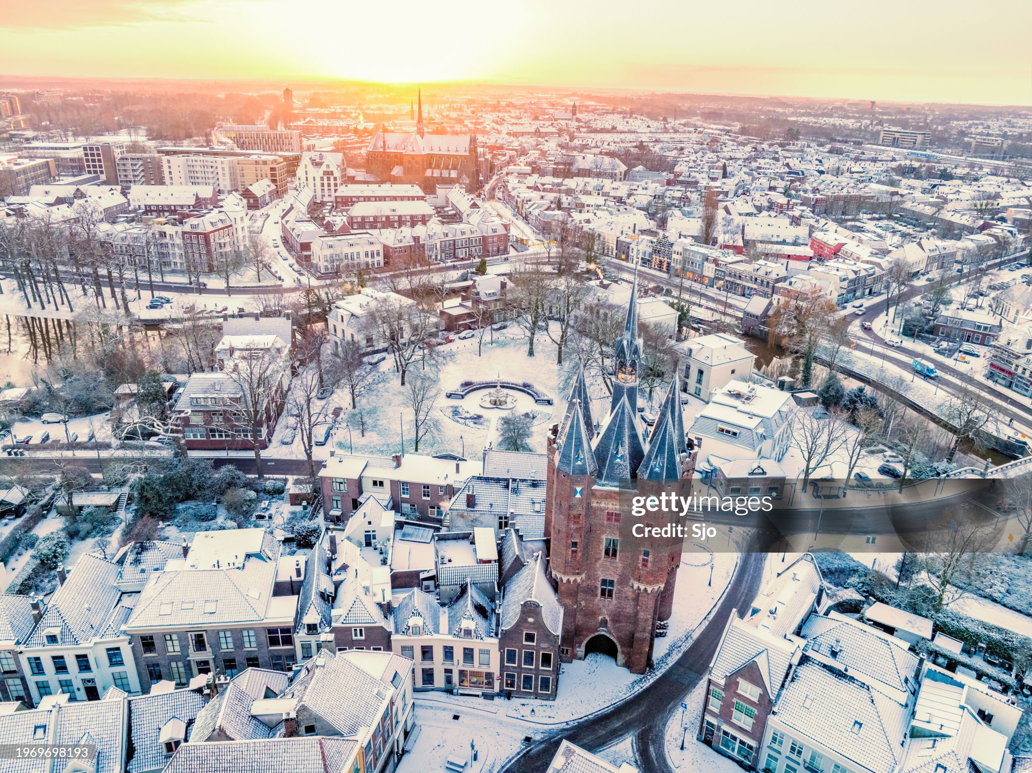 De Sassenpoort tijdens zonsopkomst in de winter