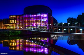 Theater De Spiegel in de avond
